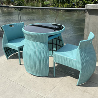 Ensemble de table et de chaises de balcon extérieur personnalisé en trois pièces avec coussins, design minimaliste en métal