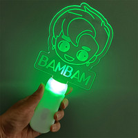 Bâton lumineux KPOP Bangtan Boys personnalisé en 7 couleurs, bâton fluorescent acrylique clignotant, bâton lumineux avec image de personnage de dessin animé pour concert