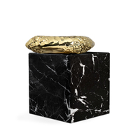 Table basse haut de gamme inspirée de Stonehenge, design en laiton poli et marbre Emperador, mobilier pour la maison