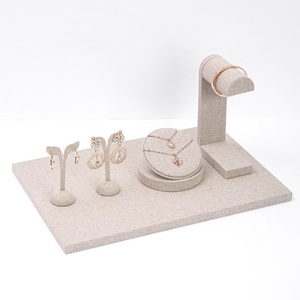 Présentoir à bijoux en lin pour bracelets, colliers et bagues, idéal pour vitrine de magasin - Product Image 3