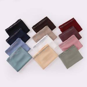 Foulard Hijab enveloppant en mousseline de soie premium instantané personnalisé respirant Lurex plissé avec strass personnalisable département musulman - Product Image 3