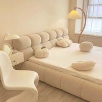 Lit rembourré Cream Cloud avec tête de lit capitonnée douce, disponible en tailles King et Queen, pour chambre principale confortable, mobilier de maison au style princesse