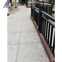 Rampe de balcon minimaliste en aluminium à tubes carrés, montée au sol, résistante aux intempéries, pour terrasse de villa et projets extérieurs