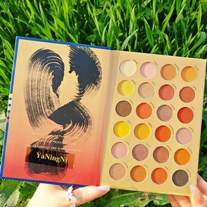 Paleta de Sombras de Ojos Multichrome de 72 Colores Altamente Pigmentadas, Estilo Libro, con Acabado Brillante y Mate - Product Image 4