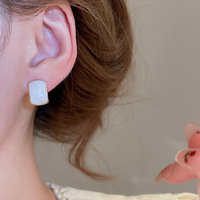 Ensemble de boucles d'oreilles clous en acier avec perles Edison géométriques - Style Luxe - Blanc Éclatant pour le Quotidien et Tenues Polyvalentes