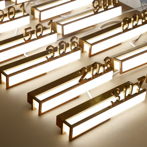 Letrero de Número de Habitación de Hotel de Lujo, Retroiluminado, de Acero Inoxidable, Placa LED para Puerta, Letrero de Número de Habitación Personalizado en Acrílico Dorado - Product Image 3