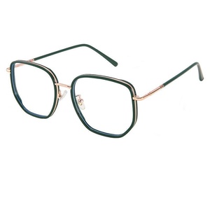 Gafas de Miopía para Mujer con Protección Anti-Luz Azul, Montura Completa Marrón, Montura Grande, Fotocromáticas, Patrón Geométrico que Estiliza el Rostro - Product Image 5
