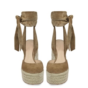 Sandalias de tacón cerrado con plataforma y cuña gruesa, estilo espadrille, con correa al tobillo, de ante con estampado de leopardo y guepardo - Product Image 3
