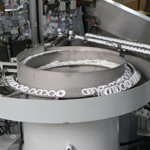 Fabricante de bomba de <span class=keywords><strong>pistola</strong></span> cuadrada Máquina de ensamblaje de tapa superior de disco Máquina de Ensamblaje automático de botellas cosméticas - Product Image 4