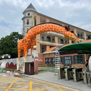Escultura de fibra de vidrio hecha a mano moderna, manualidades de colores vibrantes para decoración de Jirafas de jardín de oficina en casa - Product Image 1