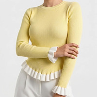 Élégant pull tricoté patchwork noir et blanc pour femme, col rond, manches longues, poignets à volants blancs, bas plissé, coupe ajustée