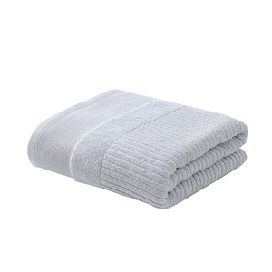 Serviettes de bain 70x140cm en pur coton, usage hôtelier, couleur unie gris - Product Image 1