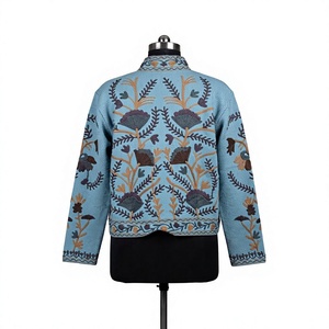 Veste d'hiver courte en laine bleu ciel avec broderie florale Aari du Cachemire et col montant ODM - Product Image 4