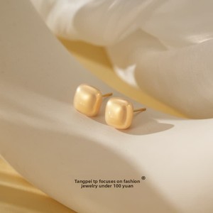 Boucles <span class=keywords><strong>d</strong></span>'oreilles en alliage imitation <span class=keywords><strong>perle</strong></span> Tang Pei TP pour femme, nouvelle collection printemps 2025, clous <span class=keywords><strong>d</strong></span>'oreilles uniques et exquis, couleur or champagne - Product Image 3