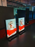 Écran d'affichage numérique LED couleur haute luminosité pour intérieur, support de poster, totem, option sur mesure pour le marketing