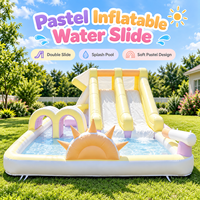 Parc aquatique gonflable double piste avec toboggan et piscine à éclaboussures pour enfants, idéal pour les fêtes en extérieur et la location commerciale