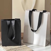 Quantité minimum de commande : 100 pièces |   Conception Gratuite |   Sac de shopping en papier pour bijoux de luxe blanc/noir, carton artistique 250 g/m², logo personnalisé avec poignée