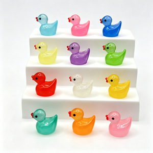 Figurine d'animal miniature colorée en forme de canard pour enfants, décoration suspendue en résine, ornement miniature 3D en résine - Product Image 6