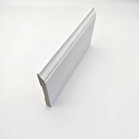 Plinthe en MDF moderne blanc apprêté, moulure de cadre de porte et de fenêtre, et architrave en bois