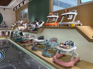 Nouvelle table d'activités multifonctionnelle anti-jambes en O en plastique, trotteur d'apprentissage pour bébés, jouet pour tout-petits - Product Image 6