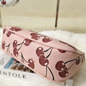 กระเป๋าสะพายข้างผู้หญิงลายเชอร์รี่  วัสดุ PU  แบบซิปโซ่  ใช้ได้ทุกวัน - Product Image 6
