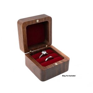 Caja de Anillos de Madera Personalizada con Láser, Mini Caja Cuadrada Elegante y Retro para Anillos de Compromiso y Boda - Product Image 1