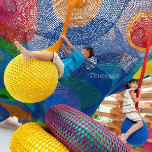 Attrezzatura da gioco con rete di corde dai colori vivaci con palline, anelli e gabbie sospese per migliorare l'equilibrio e la coordinazione dei bambini - Product Image 2