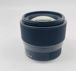 ใช้เลนส์เทเลโฟโต้ระยะกลางรุ่นเริ่มต้น — 56 มม. f/1.4 DC DN E, ค่า f/1.4 สำหรับถ่ายในที่แสงน้อย, ถ่ายภาพบุคคลในยามค่ำคืนที่ให้โทนสีผิวธรรมชาติโดยไม่ต้องปรับแต่ง - Product Image 3