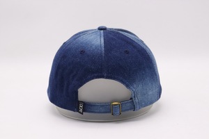Casquette de baseball en denim délavé personnalisée avec logo en métal doré - Product Image 4