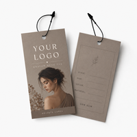 Fabricant d'étiquettes suspendues : Impression personnalisée de logos sur carton et papier artistique minimaliste pour vêtements, accessoires et marques.