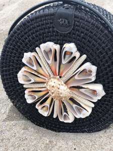 Sac rond en rotin noir avec coquilles naturelles, fabriqué au Vietnam, livraison gratuite - Product Image 2