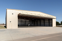 Hangar per Aerei con Struttura in Acciaio Durevole, Sistema a Traliccio Conforme AISC, Edificio Prefabbricato in Metallo per Officina e Magazzino