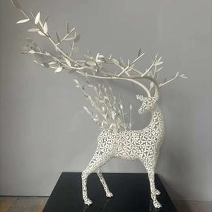 Sculpture artistique en acier inoxydable ajourée en forme de <span class=keywords><strong>cerf</strong></span> avec motif floral pour <span class=keywords><strong>la</strong></span> décoration intérieure contemporaine - Product Image 2