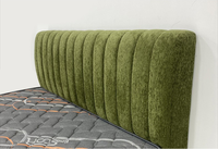 Cadre de lit rembourré de style Mid-Century Modern avec tête de lit à cannelures verticales pour chambres Queen et King