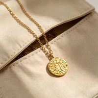 Collier pendentif disque texturé concave-convexe martelé unique, chaîne fine confortable à porter toute la journée pour femme