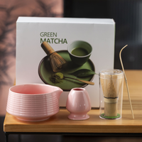 Ensemble élégant et moderne de fouet à matcha de style Japandi avec fouet et bol en céramique
