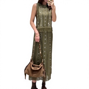 Completo Estivo 2026: Top Lavorato a Maglia con Strass Floreali e Orlo a Nappe + Gonna Midi a Vita Alta - Product Image 1