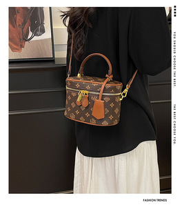 <span class=keywords><strong>Bolso</strong></span> de Mano de Alta Gama con Cadena y Diseño Geométrico en Cuero PU, <span class=keywords><strong>Bolso</strong></span> de Hombro Cruzado para Fiesta, Elegante y de Calidad para <span class=keywords><strong>Mujer</strong></span> - Product Image 6