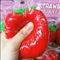Nouveau style : Mini ballon anti-stress en silicone PU, imitation fruit fraise, jouet souple à presser et à rebondir pour le marché nocturne