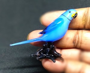 Bol en verre soufflé artisanal en forme de perroquet bleu, décoration animale, technique de lampwork, provenant du Rajasthan par Tiny Glass World - Product Image 3