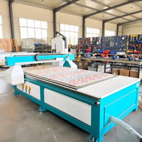 Machine de découpe et de gravure CNC pour la signalétique professionnelle, idéale pour les ateliers de signalétique, la gravure et la découpe de PVC, acrylique, aluminium et Alucobond.