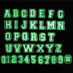 En gros Nouveaux Breloques pour sandales et sabots d'été en PVC, avec alphabet anglais, strass métalliques brillants et boucles de chaussures, Vente chaude - Product Image 5