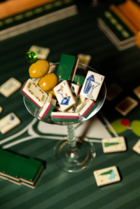 Jeu de tuiles de mahjong en mélamine Xusheng American Empire State - Design moderne haut de gamme, 4 joueurs, emballage personnalisé avec logo gravé de luxe - Product Image 2
