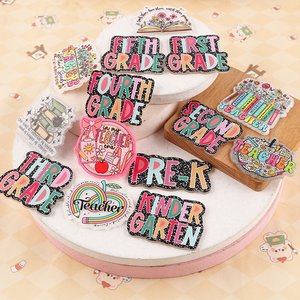 Porta-credenciales de acrílico personalizados y coloridos con textos y motivos florales de alta calidad para profesores, ideales para decoraciones DIY. - Product Image 1