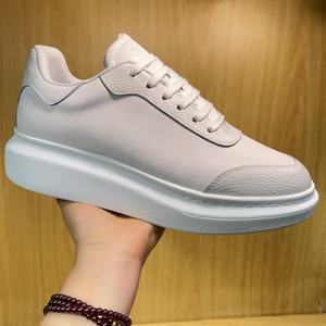 Chaussures de sport montantes en cuir véritable de haute qualité, personnalisées, pour hommes et femmes, légères, en maille respirante, pour le printemps, style classique et design. - Product Image 3