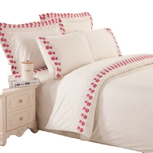 Kosmos Sợi Nhỏ Vải 100% Polyester Tùy Chỉnh Kích Thước Màu Đỏ Thêu Ren Cạnh 4Pcs Giường Phẳng Tấm - Product Image 2