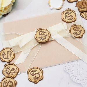 Sceau de cire rond en papier métallisé coloré avec manche en bois, motif ange et croix fait main pour cartes de mariage et emballages - Product Image 3