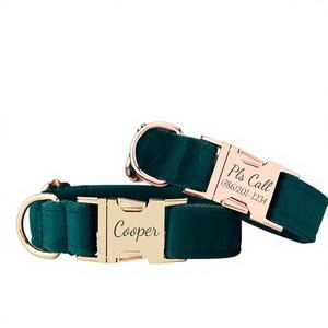 Collar y Correa Personalizados para Perro Teal Veet con Lazo de Flores y Placa de Identificación Grabada en Oro - Regalo Unisex para Cachorros de Boda - Product Image 1