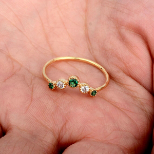 Bague à chevron et émeraude de Zambie en or jaune massif 14 carats Bijoux minimalistes pour les mariages - Product Image 2