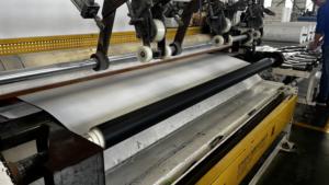 Membrane d'étanchéité TPO monocouche moderne blanche ou noire avec résistance aux UV et caractéristiques écologiques pour les toitures de bâtiments - Product Image 5